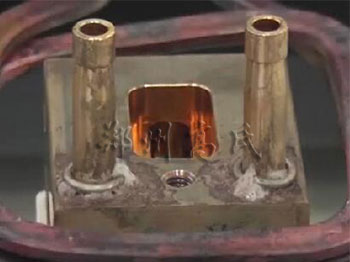 采用高频感应加热焊机把黄铜软管喷嘴焊接在黄铜外壳中